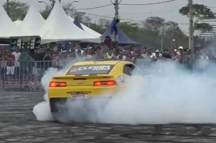 Prefeito de Cacoal surpreende ao pilotar Camaro em show de drift em Porto Velho