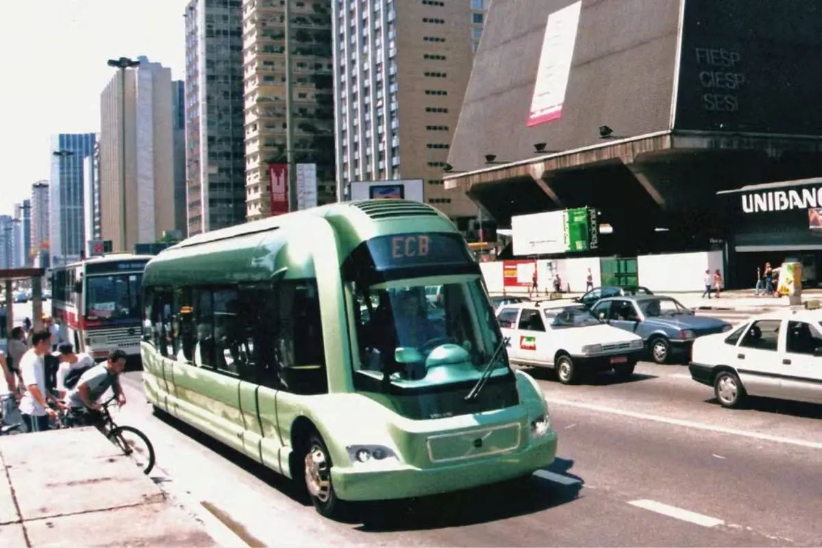 Relembre o ônibus futurista da Volvo que parou o trânsito de São Paulo