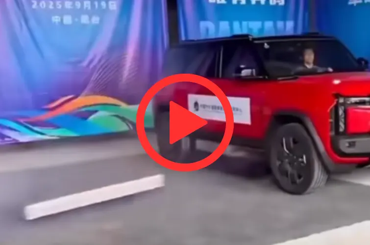SUV de R$ 90 mil da Jaecoo ejeta bateria em teste bizarro na China