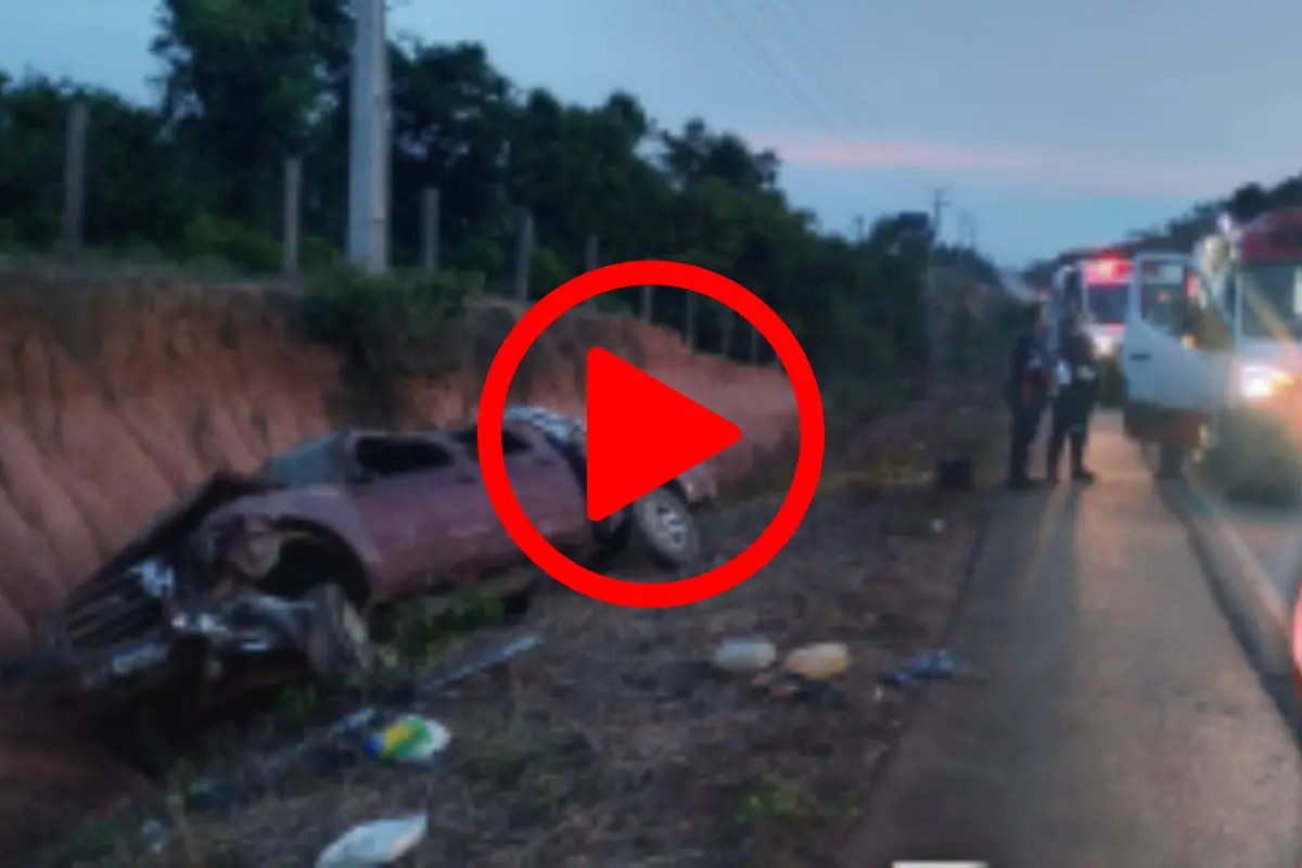 Caminhonete capota na Estrada da Penal e ocupantes deixam o local antes da chegada do Samu
