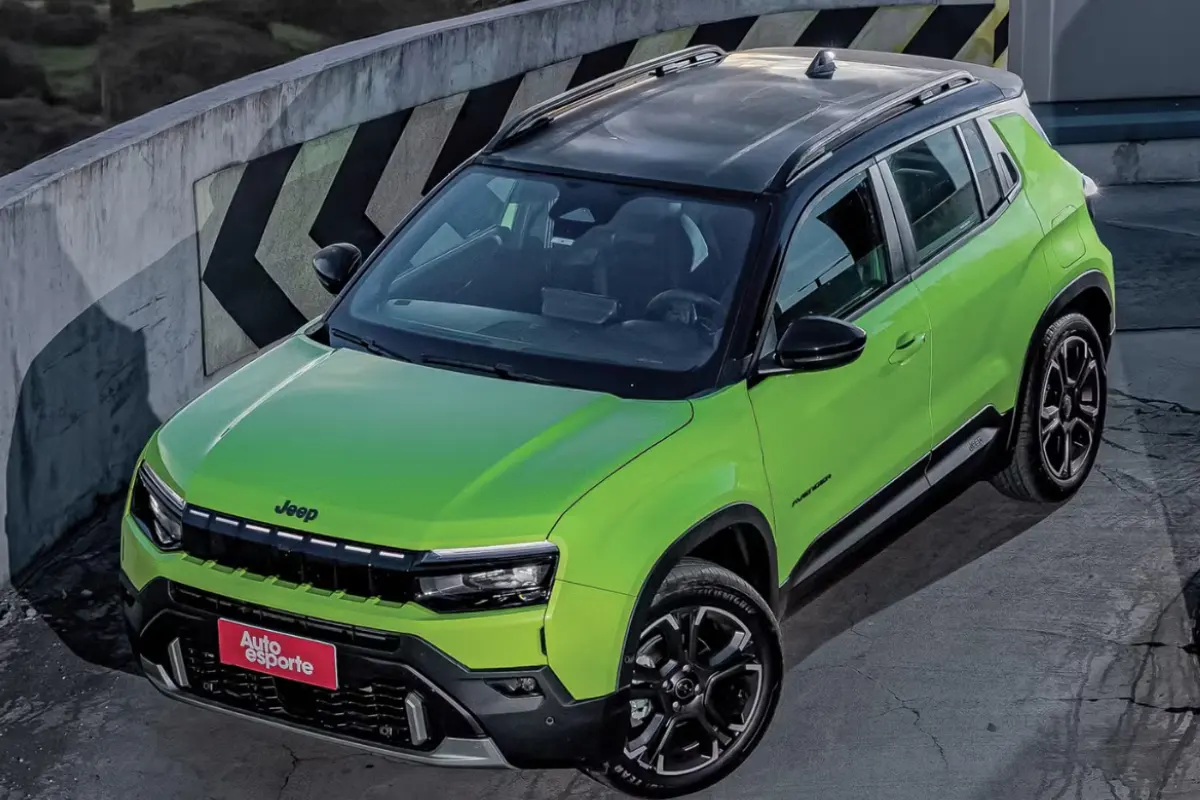 Jeep Avenger pode ganhar versões elétrica e 4x4 no Brasil