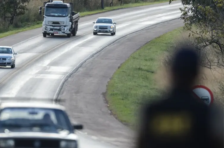 Farol desligado em rodovias pode ser infração; o que diz a lei