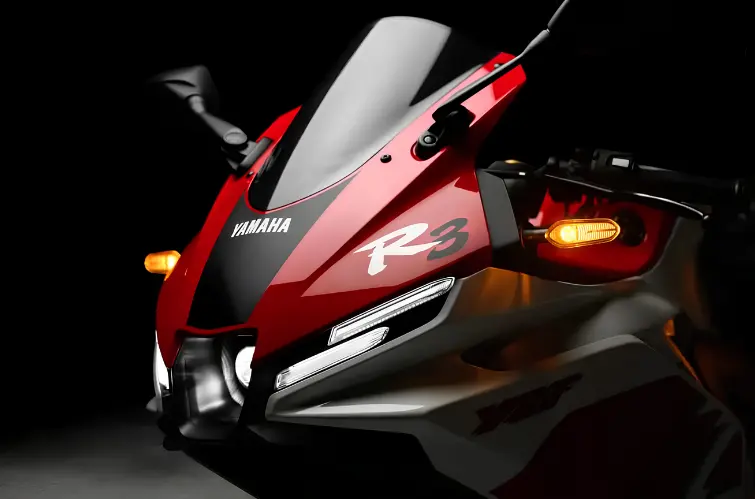 Yamaha lança R15 e R3 em série especial de 70 anos com visual inspirado nas pistas