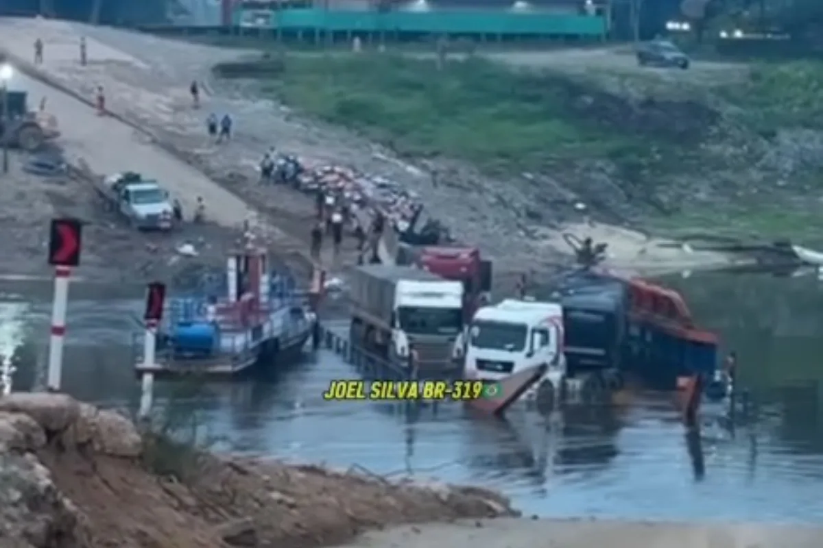 Balsa volta a afundar na BR-319, interrompe travessia entre Porto Velho e Manaus e deixa carretas retidas