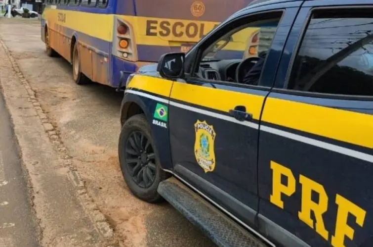 Motorista de transporte escolar foge de abordagem da PRF deixando para trás ônibus com alunos a bordo