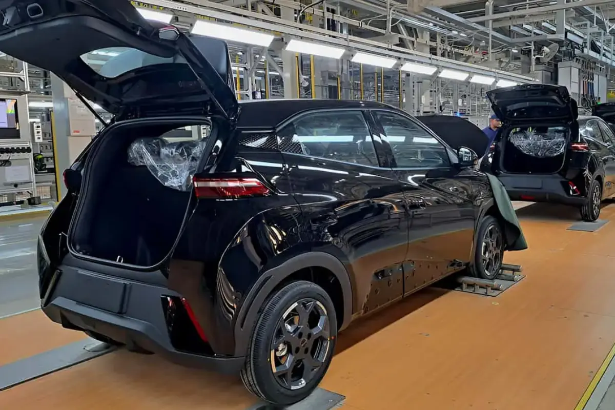 BYD alcança 100 mil veículos montados no Brasil e acelera expansão da fábrica na Bahia