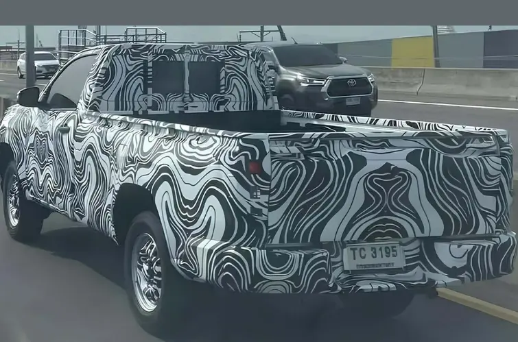Veja o flagra da nova Toyota Hilux 2026 cabine simples: picape de trabalho também terá cara nova