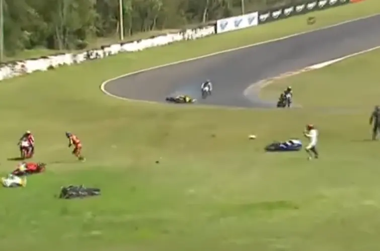 Vídeo mostra moto capotando no ar após acidente em Cascavel; etapa do Moto1000GP é cancelada