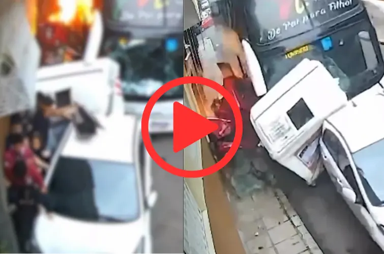 Ônibus de excursão desgovernado atinge vários carros e provoca incêndio em veículo no Centro de Porto Alegre