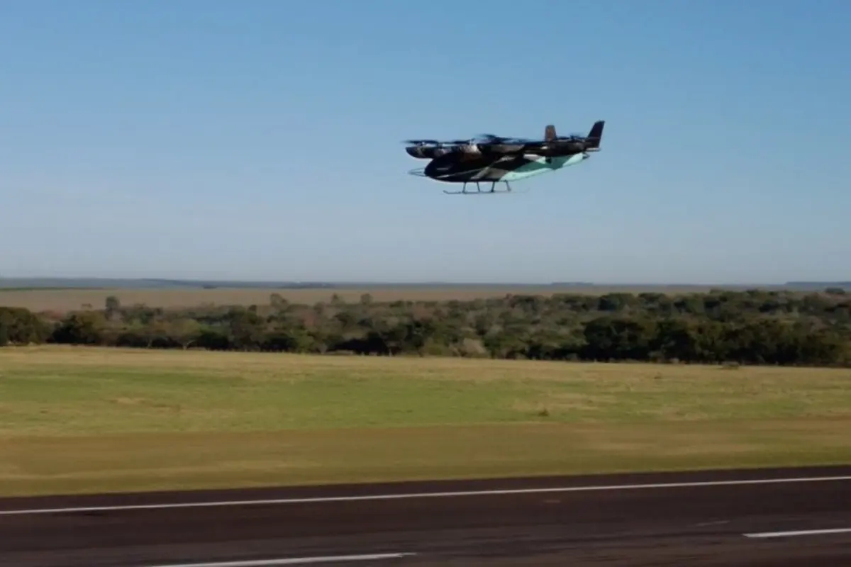 Carro voador elétrico da Embraer completa primeiro voo de transição no Brasil