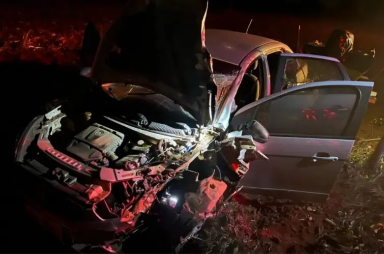 Dois homens morrem após colisão entre carro e motocicleta