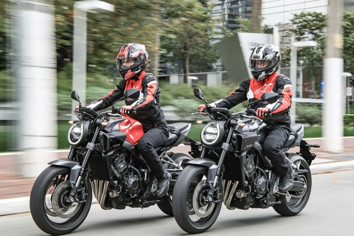 Honda atualiza CB 650R E-Clutch 2027 e mantém tecnologia de embreagem automática