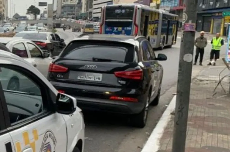 Audi Q3 é apreendido com mais de R$ 390 mil em multas e 1.256 infrações