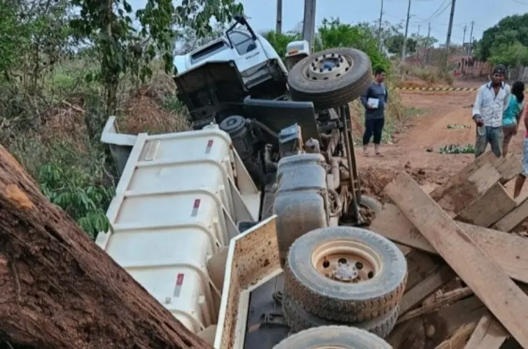 Caminhão caçamba cai de ponte de madeira em Governador Jorge Teixeira