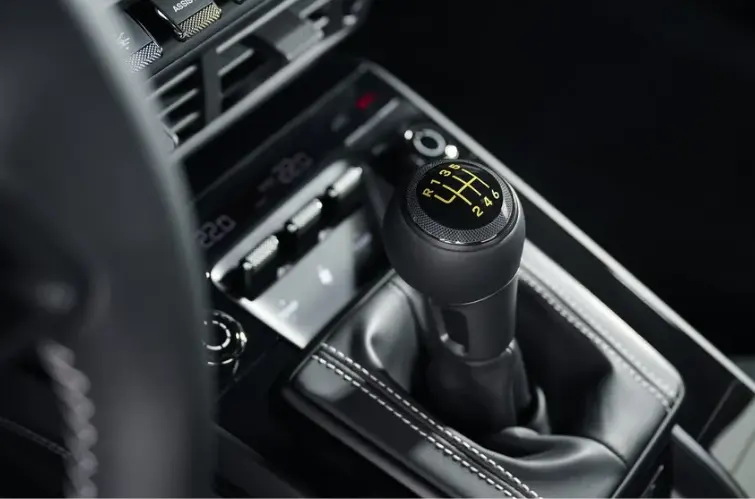 Porsche aposta que câmbio manual não vai morrer, mesmo em 2025