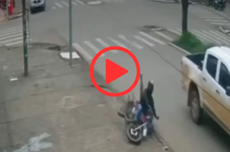 Vídeo flagra acidente entre caminhonete e moto na avenida Guaporé em Porto Velho