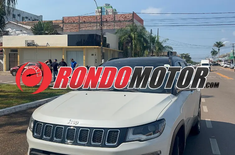 Condutora de Jeep avança cruzamento e atropela motociclista