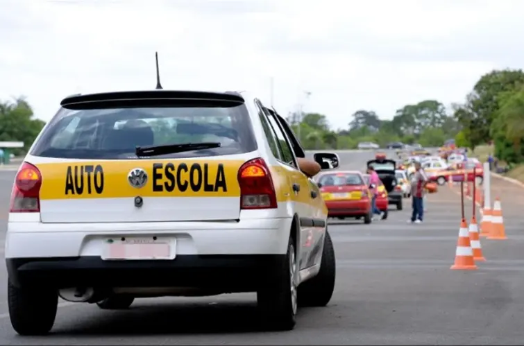 Governo deve anunciar hoje fim da obrigatoriedade das aulas em autoescolas