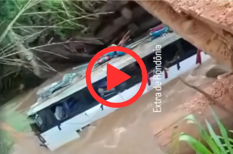Ônibus com trabalhadores cai de ponte em rio em Rondônia