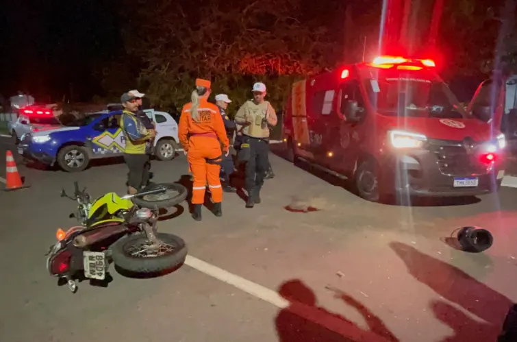 Motoqueiro avança cruzamento e atinge em cheio um Peugeot na zona central