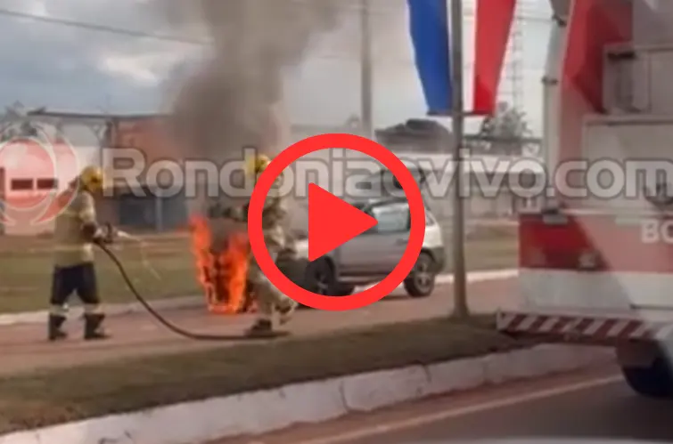 Carro pega fogo em frente a estádio municipal em Guajará-Mirim
