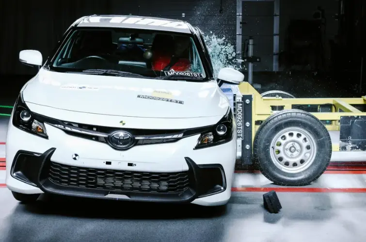 Carro da Toyota zera em avaliação de segurança e tem crash-test interrompido 