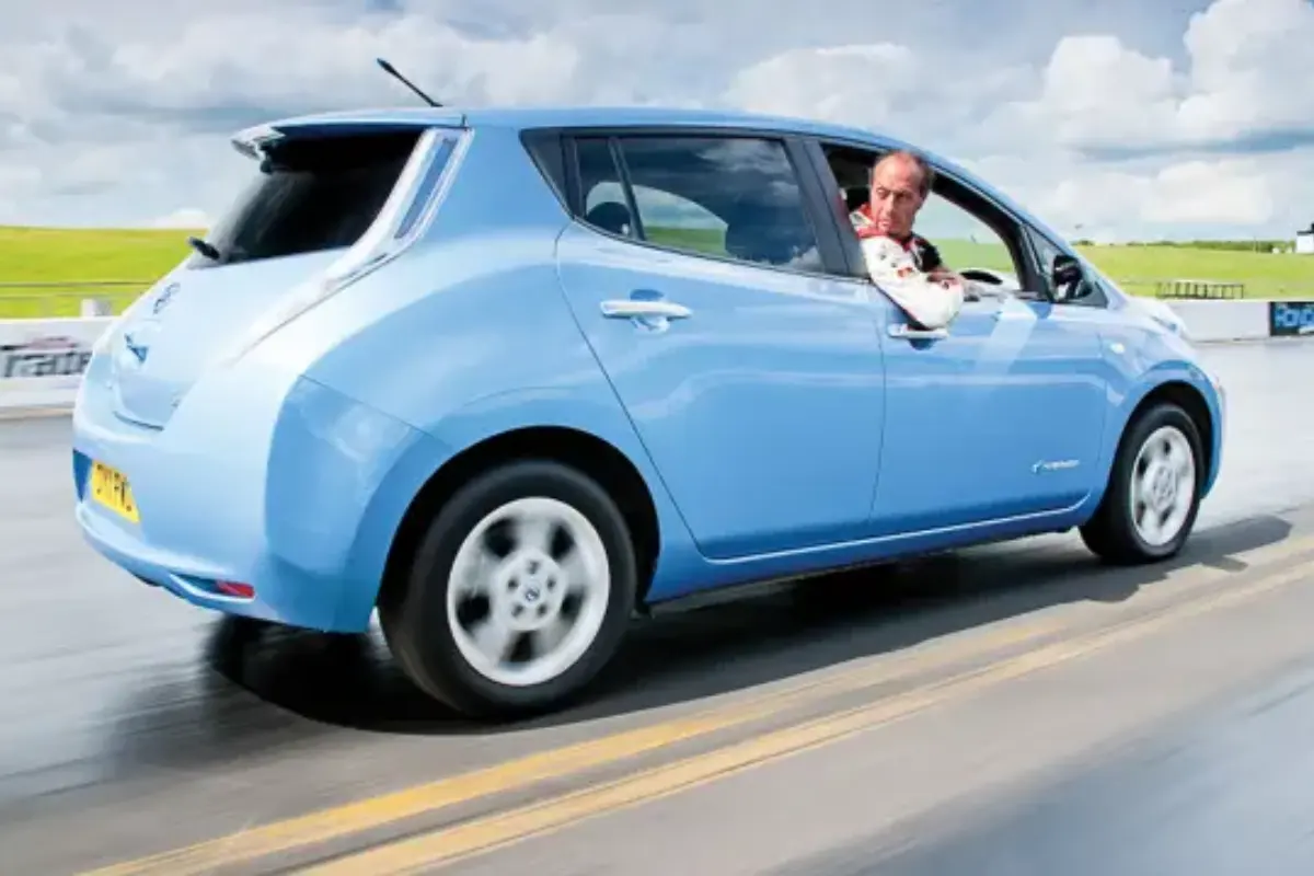 Carro elétrico pode engatar a ré enquanto está em movimento?