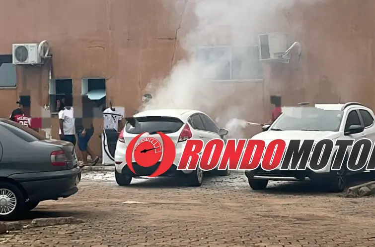 Carro pega fogo no estacionamento de hospital em Porto Velho