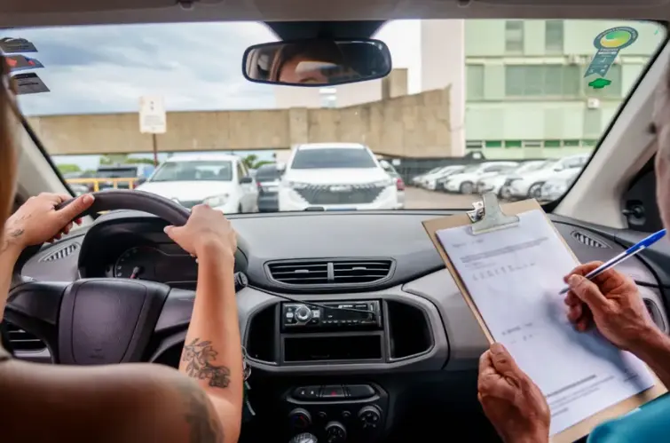Lei permite prova de direção com automáticos, mas carro particular precisa ser adesivado
