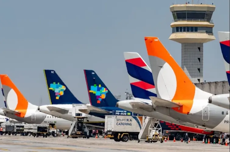 Pilotos e comissários entram em estado de greve e paralisação de voos pode começar na segunda-feira